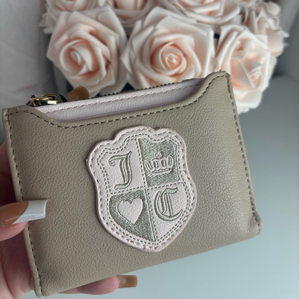 Juicy Couture Café Queen of Everything bifold w/pullout case